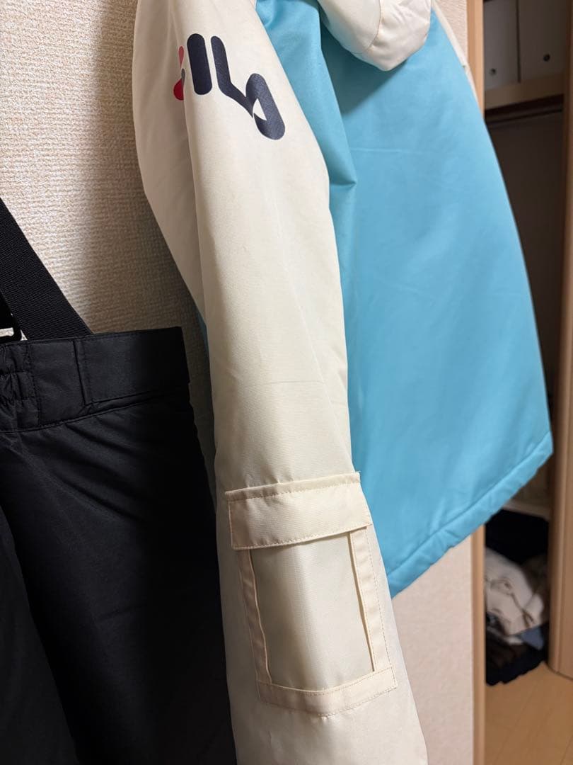 【新品タグ付き】FILA スキーウェア 上下セット 子ども用 アイボリー/ブルー
