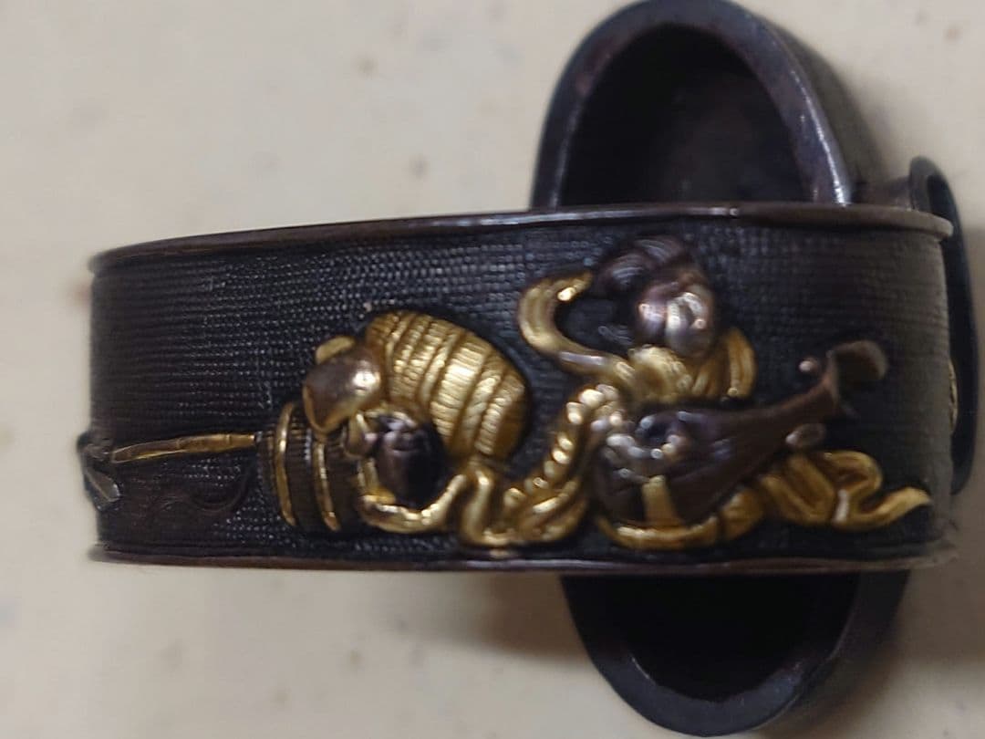 縁頭、赤銅魚子地に七福神図