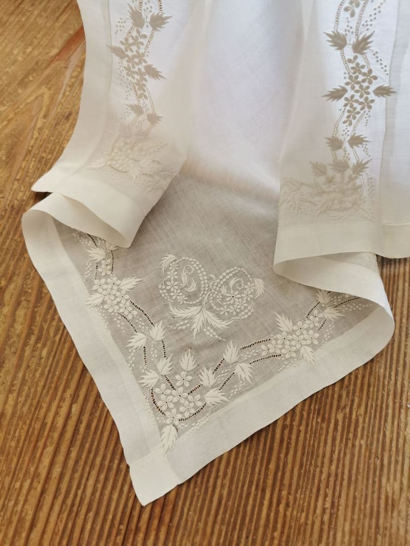 アンティーク 小花と実と葉の精緻なエンブロイダリー マリアージュハンカチーフ