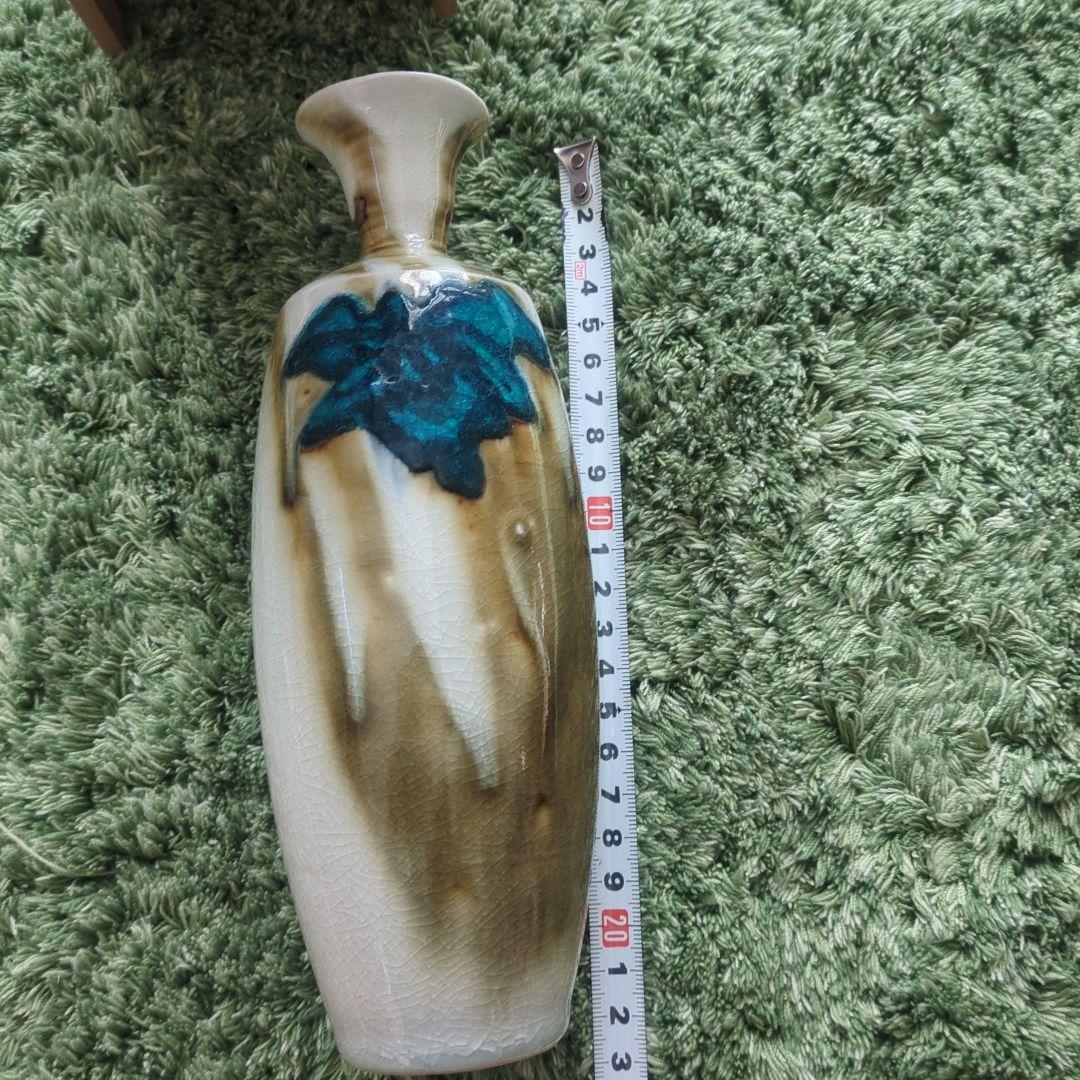 青緑色の葉模様の陶器花瓶