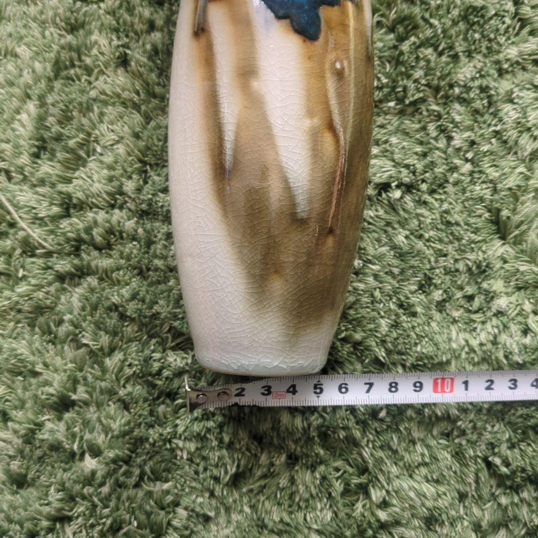 青緑色の葉模様の陶器花瓶