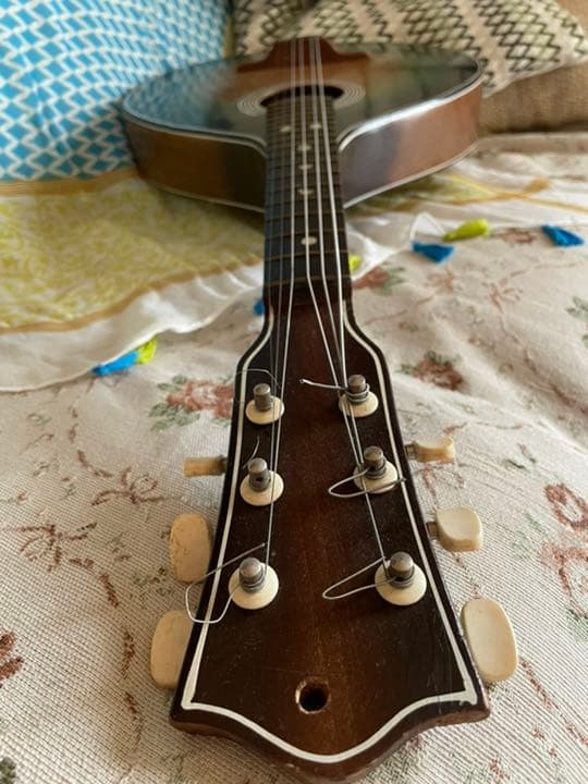 ミャンマーのギター