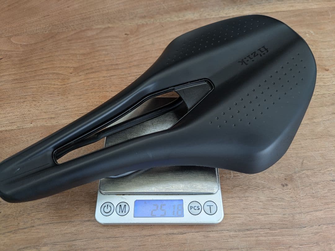 fi’zi:k フィジーク Tempo Argo R3サドル 150mm