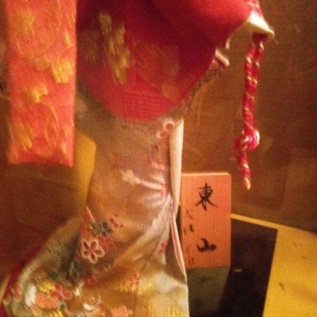赤色の着物を着た東山日本人形