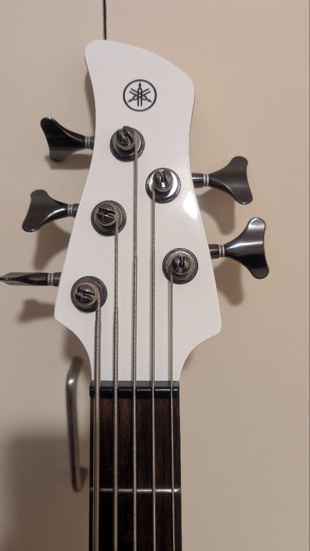 美品 YAMAHA/TRBX305 5弦 エレキベース 白 アクティブ