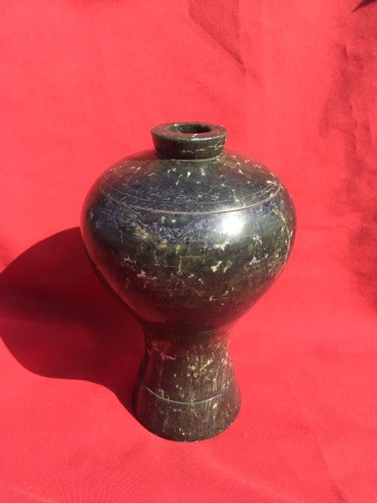 花瓶 和田绿玉梅瓶。花入