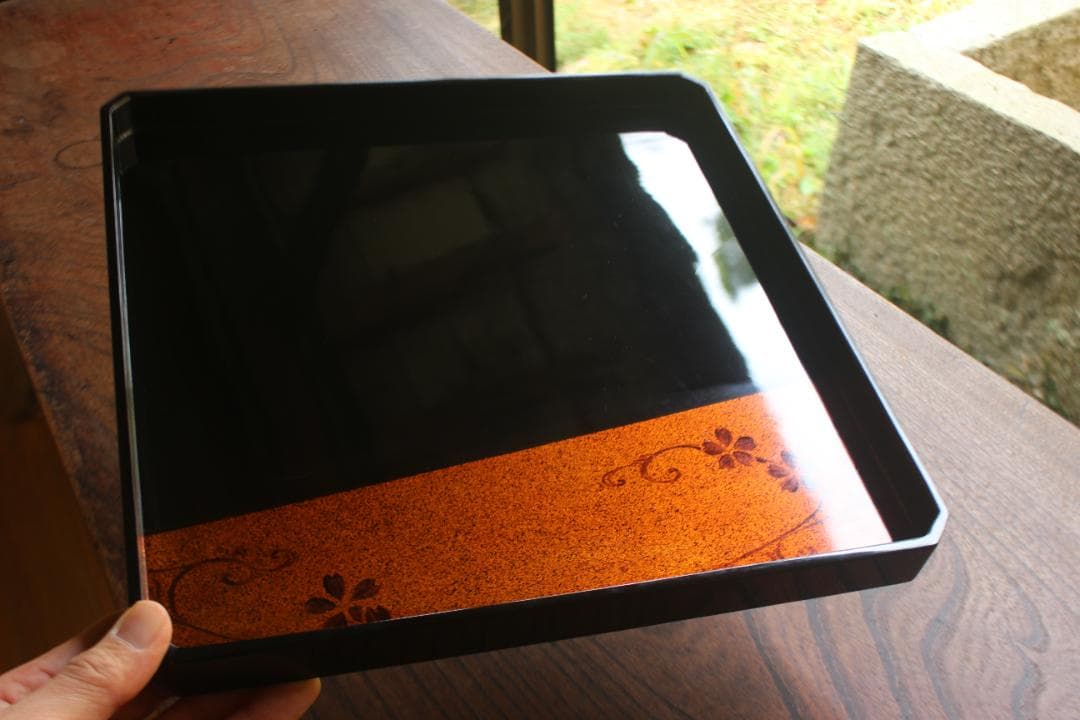 優美な梨地塗に風情ある流水桜文の映える隅切り四方折敷（検輪島塗蒔絵膳お膳お盆