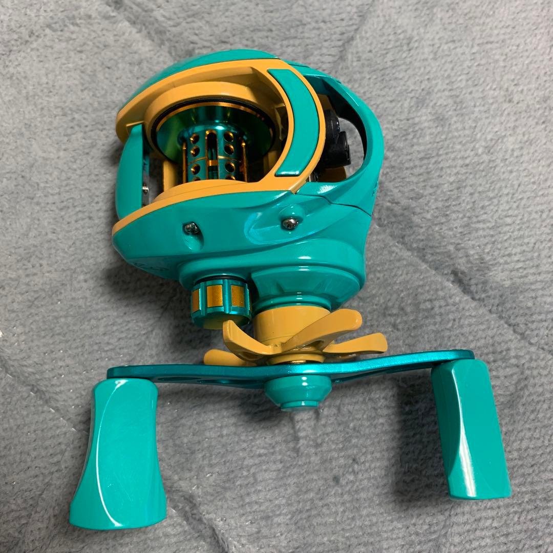 ベイトリール　ルアー　カラフル