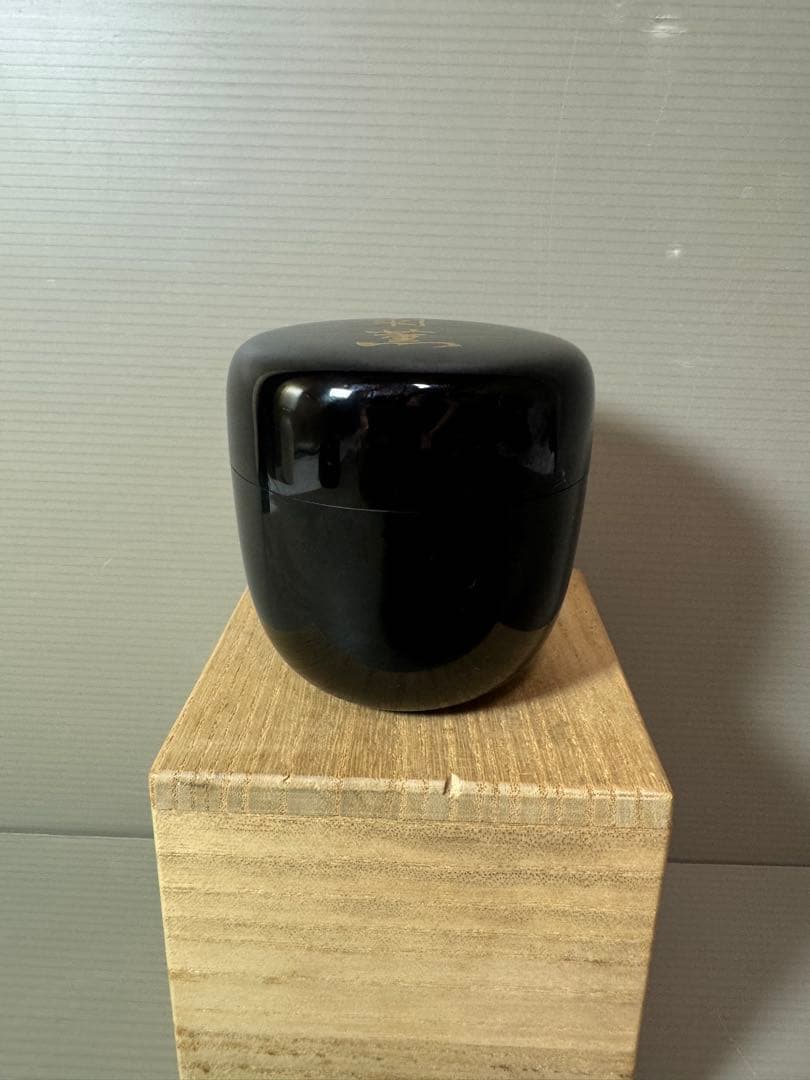 2871 岡本漆専堂謹製　黒漆塗「菊薫」棗　 未使用