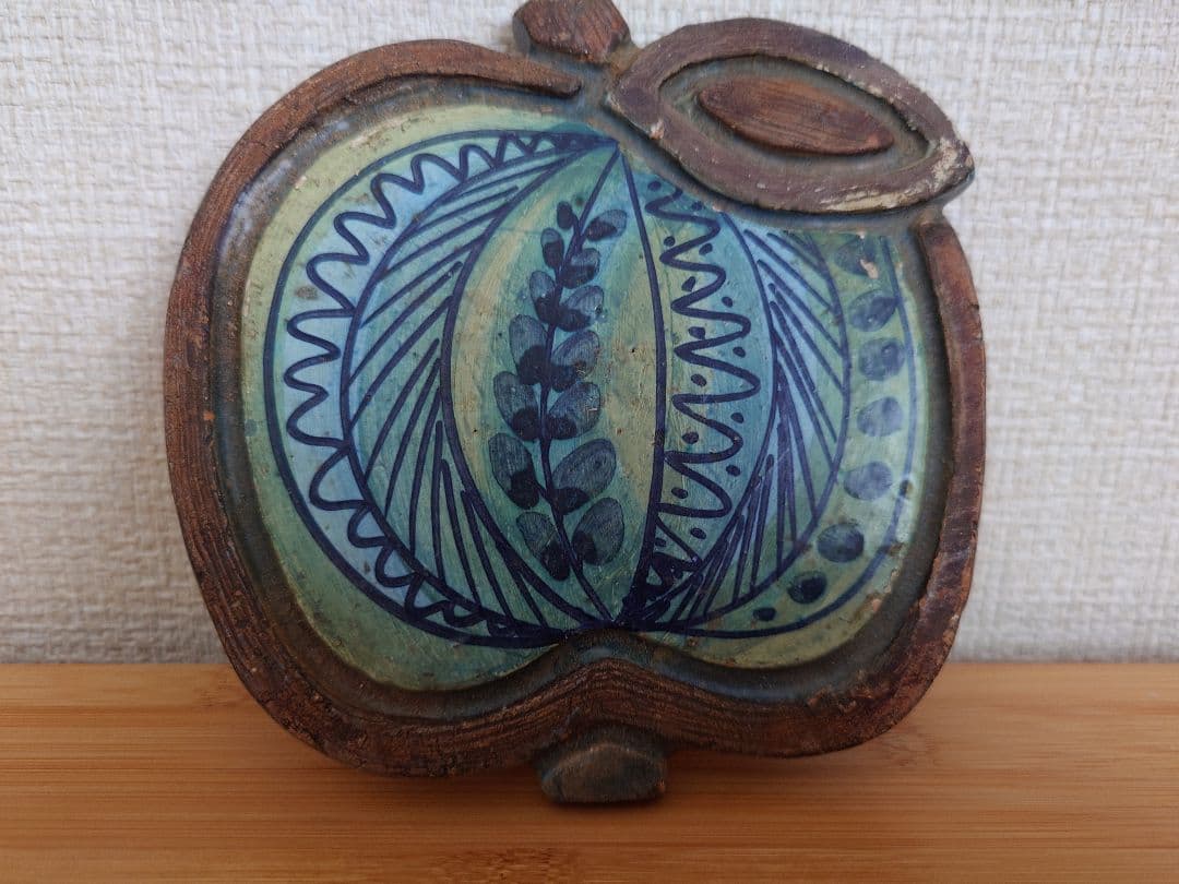 リンゴ形状の陶器オブジェ