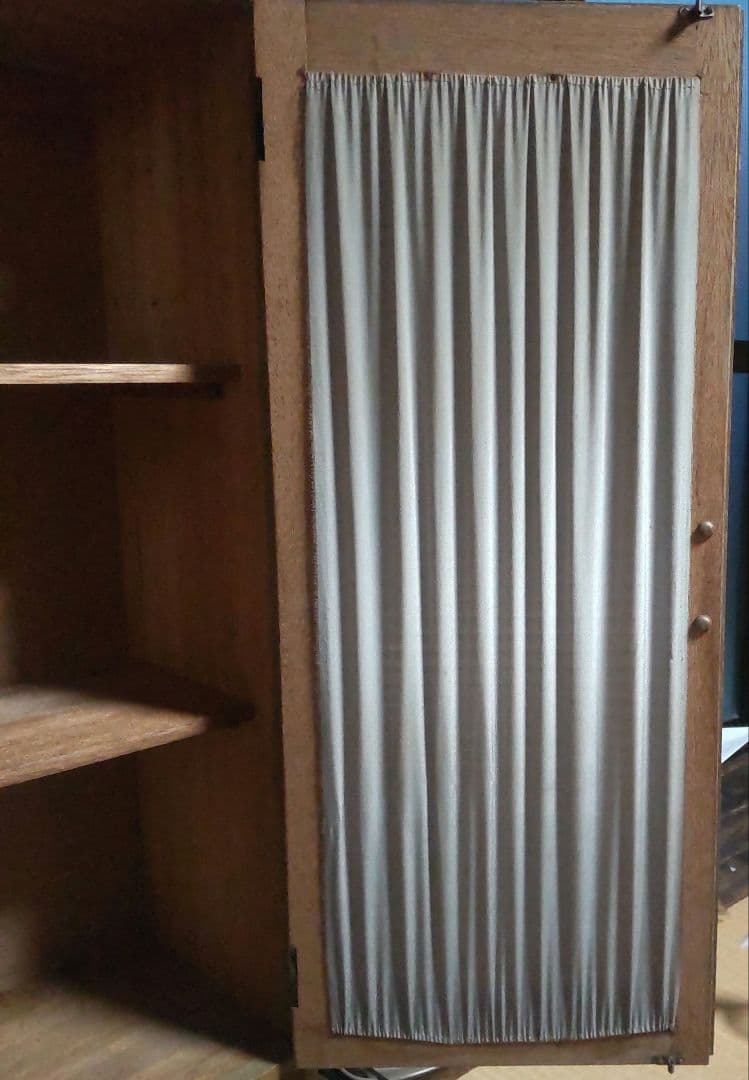 レトロな木製キャビネット 古い本棚 ガラス扉付き カーテン付き