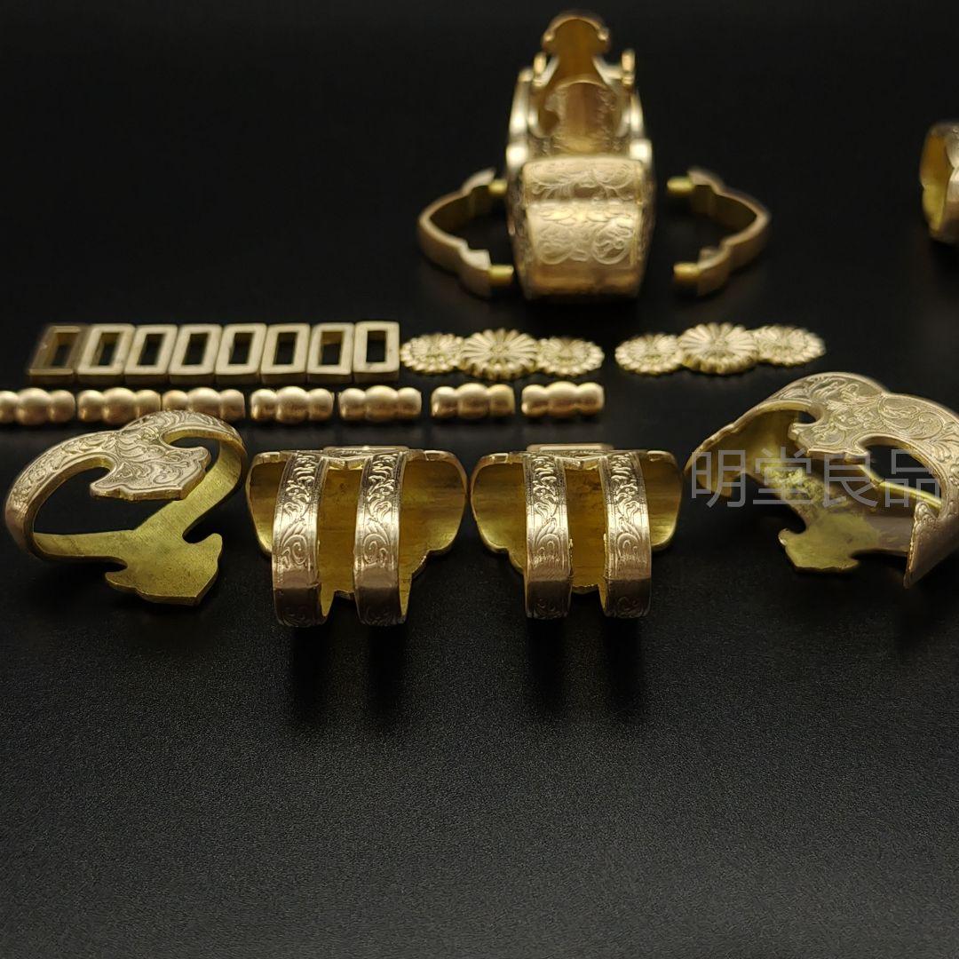 年末セール衛府の太刀金具　菊紋の図　切羽目釘鐺太刀拵鞘金具　金工品　銅製レア金具