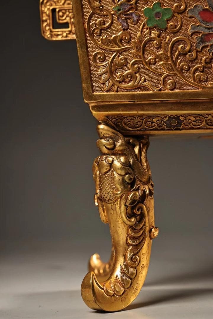 中国古美術・旧蔵鏨刻鎏金四角獅子蓋香炉・純銅细密彫・高浮彫・置物・瑞獣・木箱付き