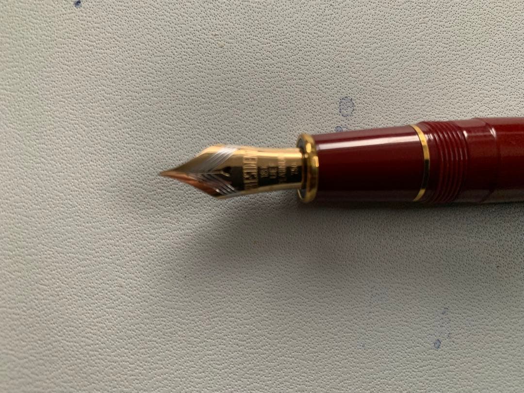 セーラー万年筆の赤い万年筆 金メッキペン先