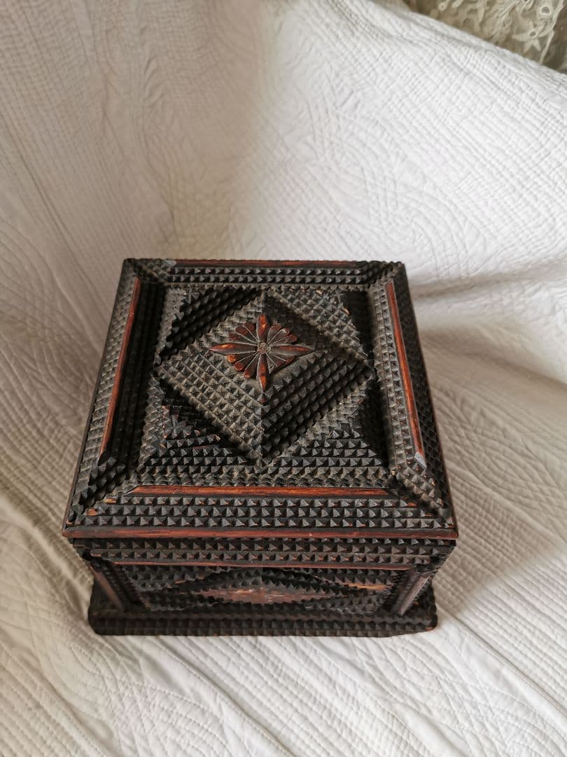 アンティーク 木製彫刻装飾トランプアート 蓋付き裁縫ボックス 内装総グリーン布張