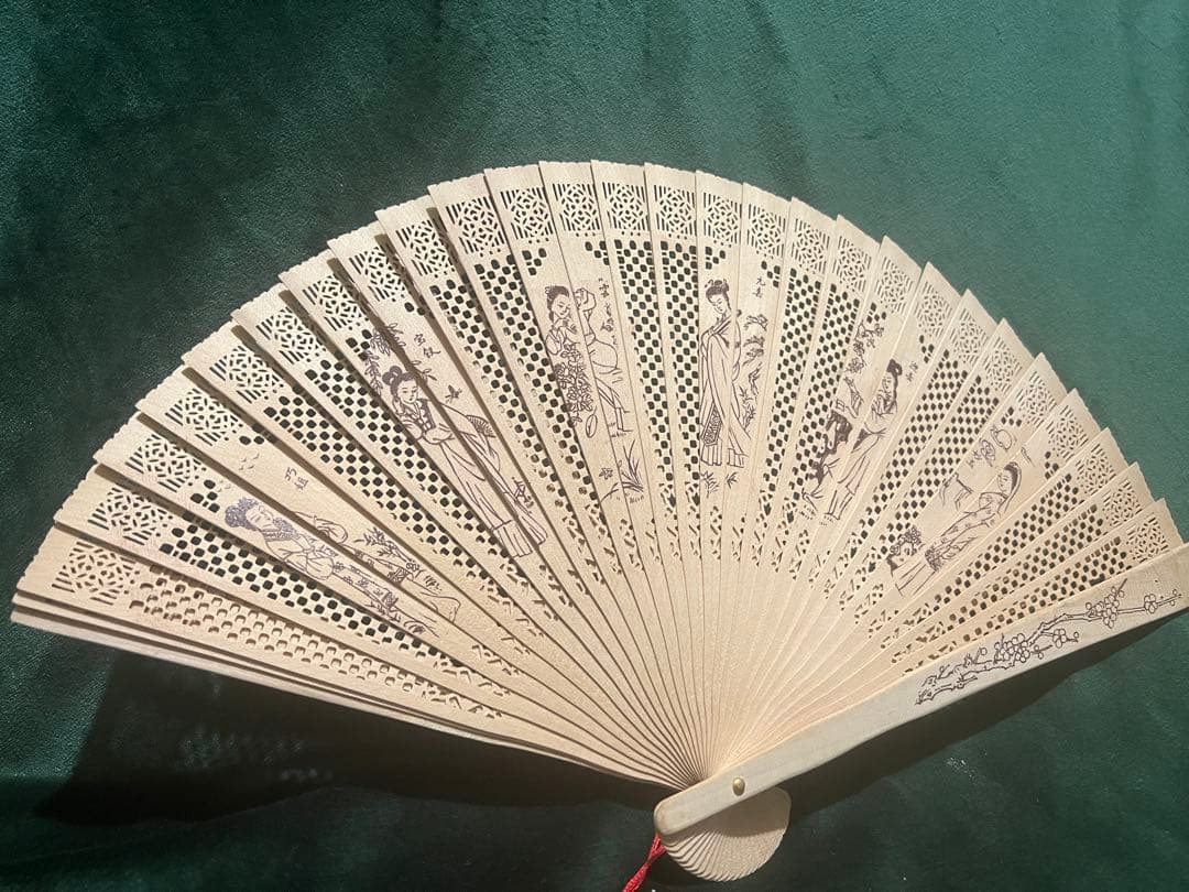高檔檀香木製扇子 、透かし彫り 扇子 刻有12個中國古代女子
