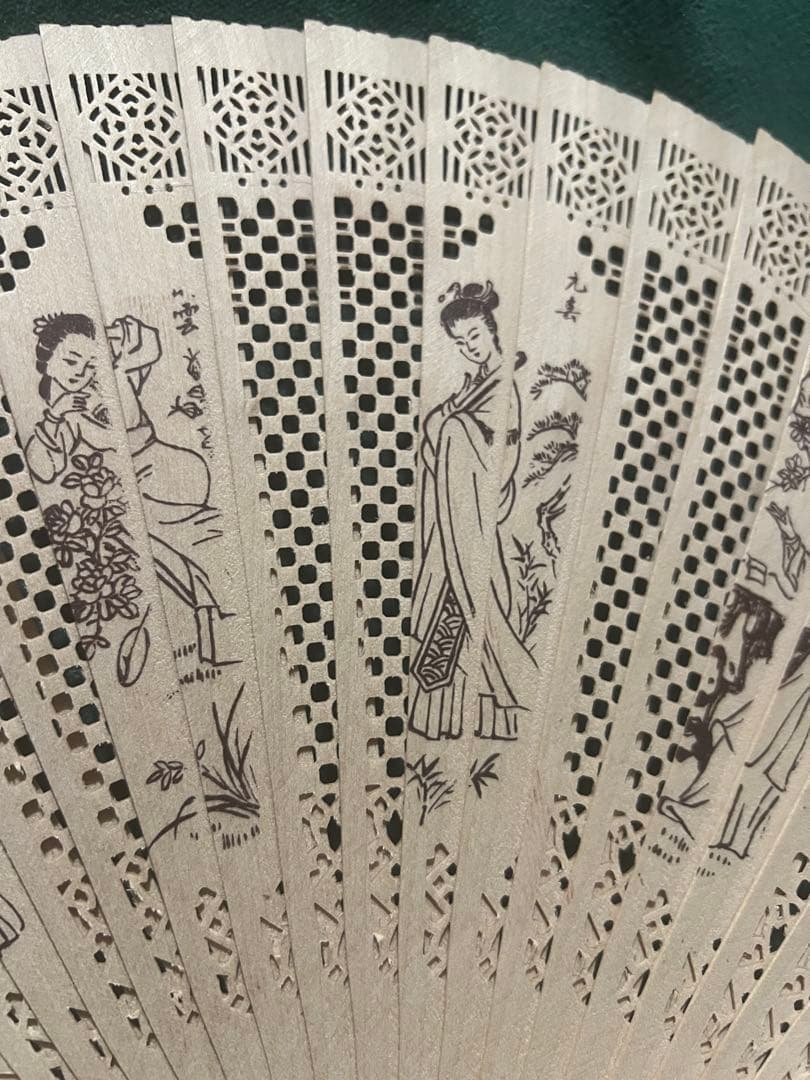 高檔檀香木製扇子 、透かし彫り 扇子 刻有12個中國古代女子