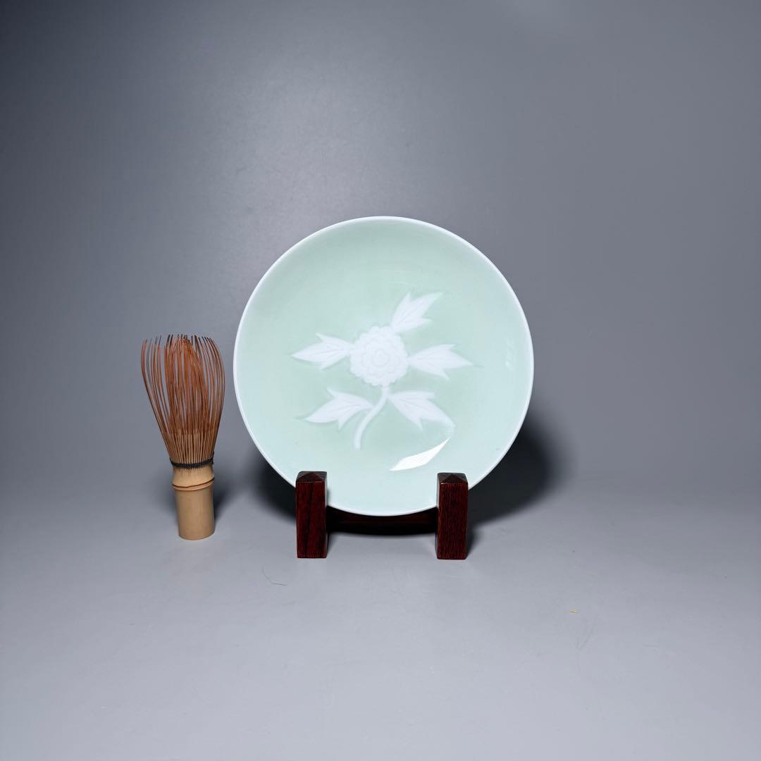 人間国宝　井上萬二　作　青白磁牡丹彫文　皿　高級ライン　直径16.8cm