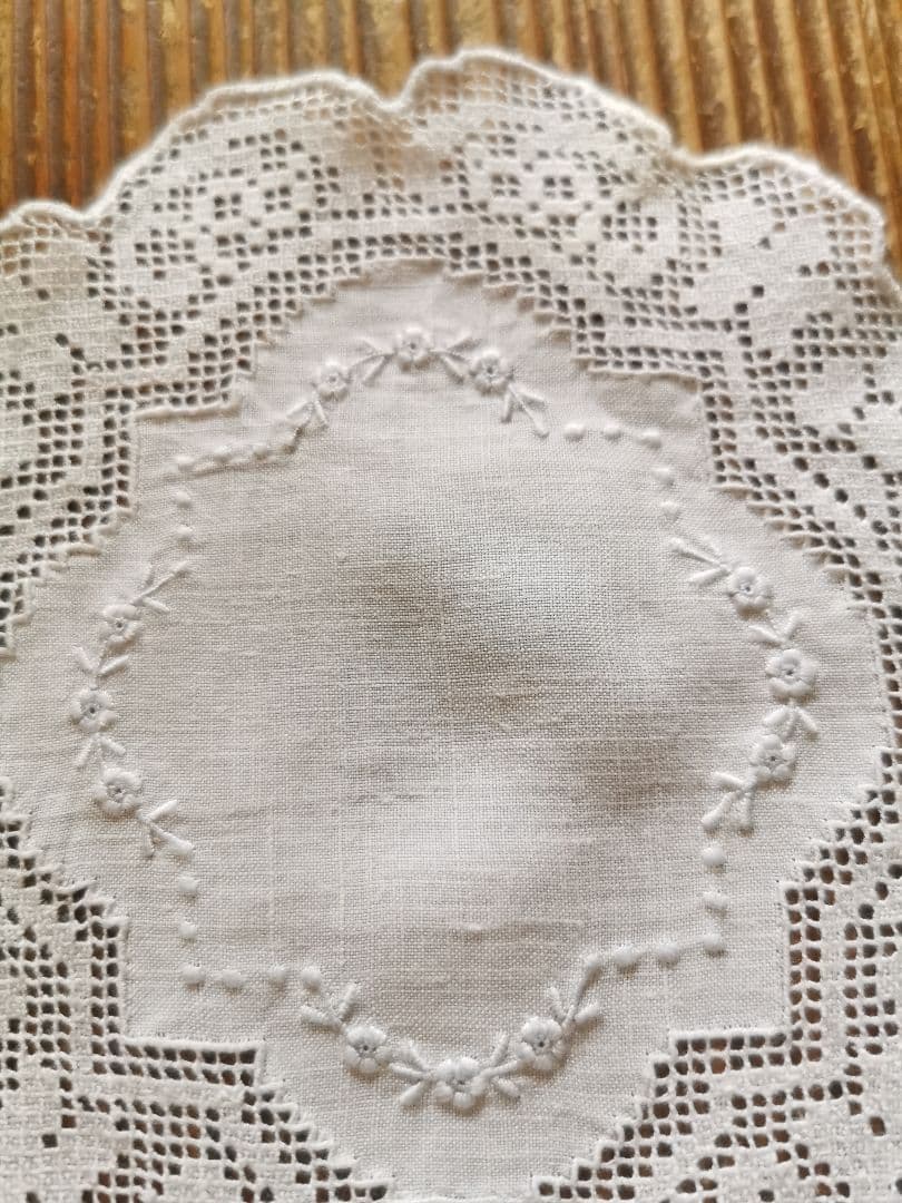 アンティーク フィレレース＆アペンツェル 白糸小花刺繍 フラワー型リネンドイリー
