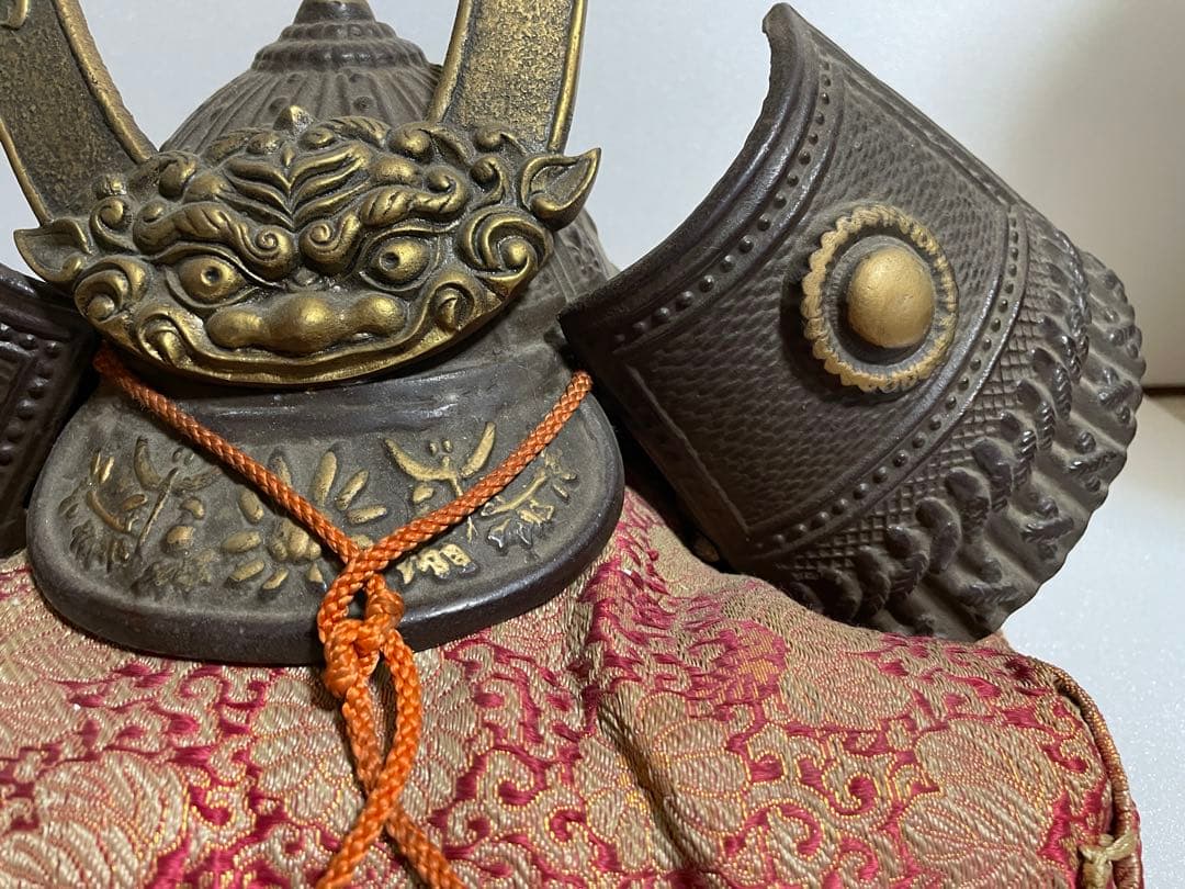 金属製の武具飾り 獅子・龍彫刻付き ２個セット