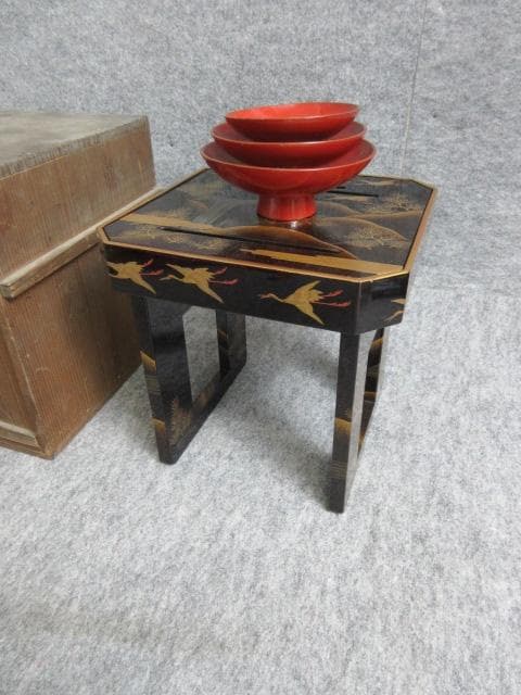 黒塗蒔絵遠山に群鶴図盃台と朱塗松に鶴図盃共箱付き [B27781]