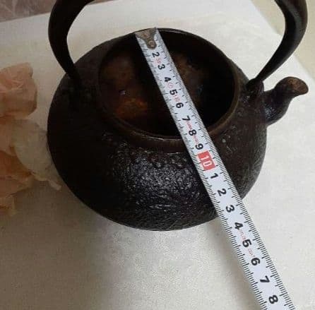 龍文堂造　刻印いり鉄瓶です