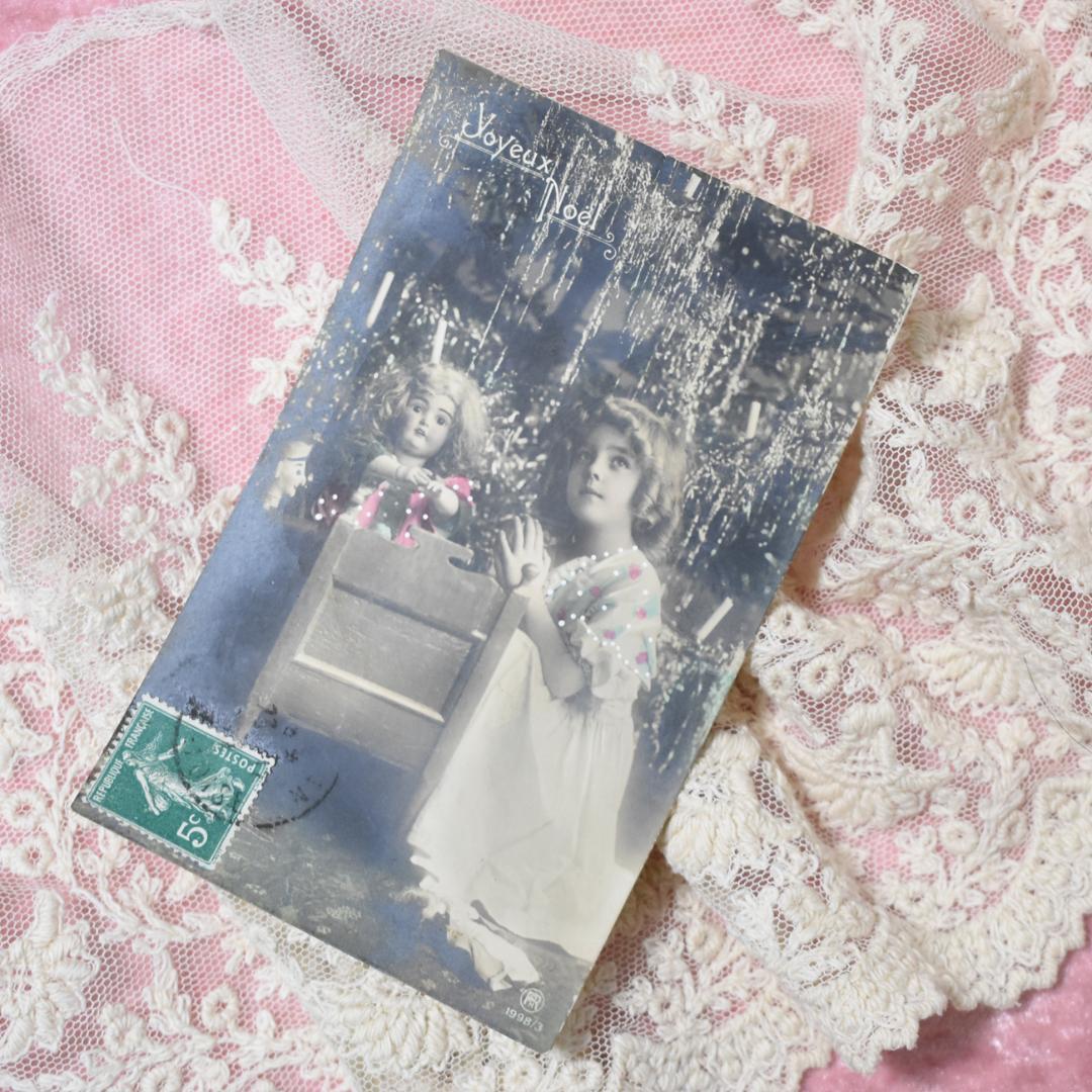 *アンティークポストカード　クリスマスにお人形さんとお祈りする美しい少女