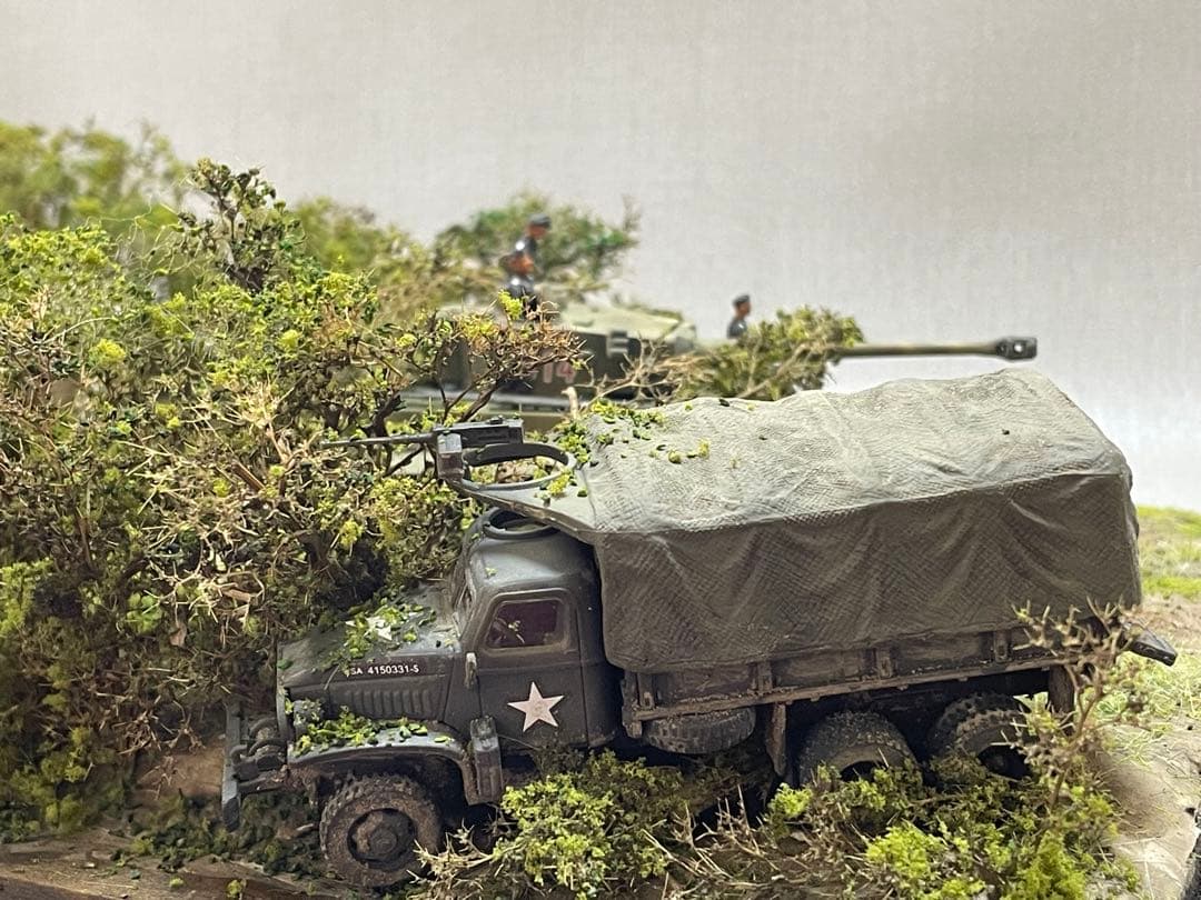 戦車ジオラマ　1/72 ドイツタイガー戦車とUS装甲車+カーゴトラック