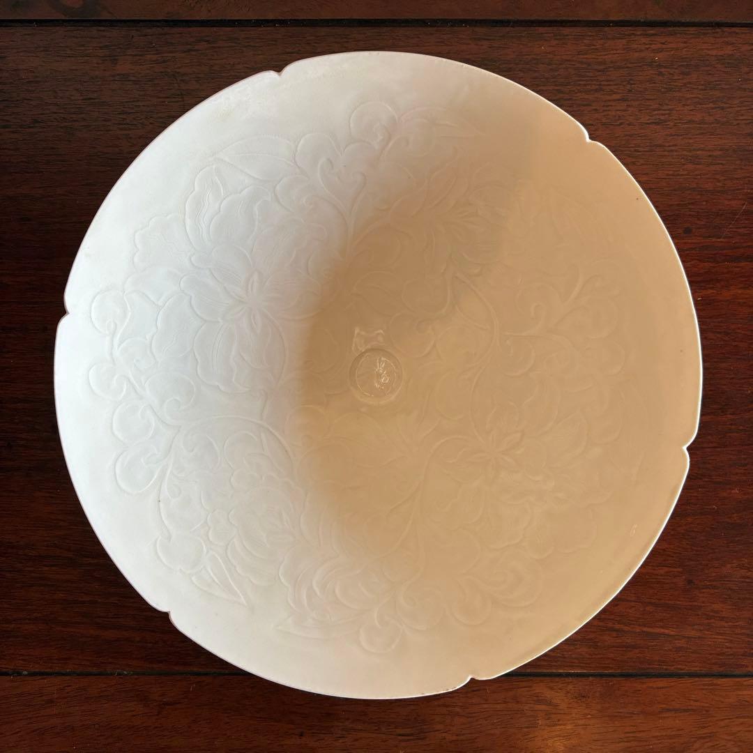 高麗陶房　宮岡英夫　「白磁陽刻花文鉢」　共箱入　作者サイン入25.12.10-2