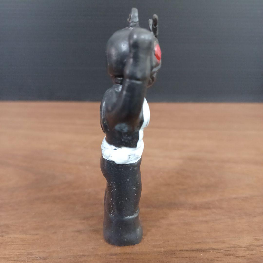 無版権　パチモノ「仮面ライダー」風ペンダント・トップ「黒」ミニソフビフィギュア