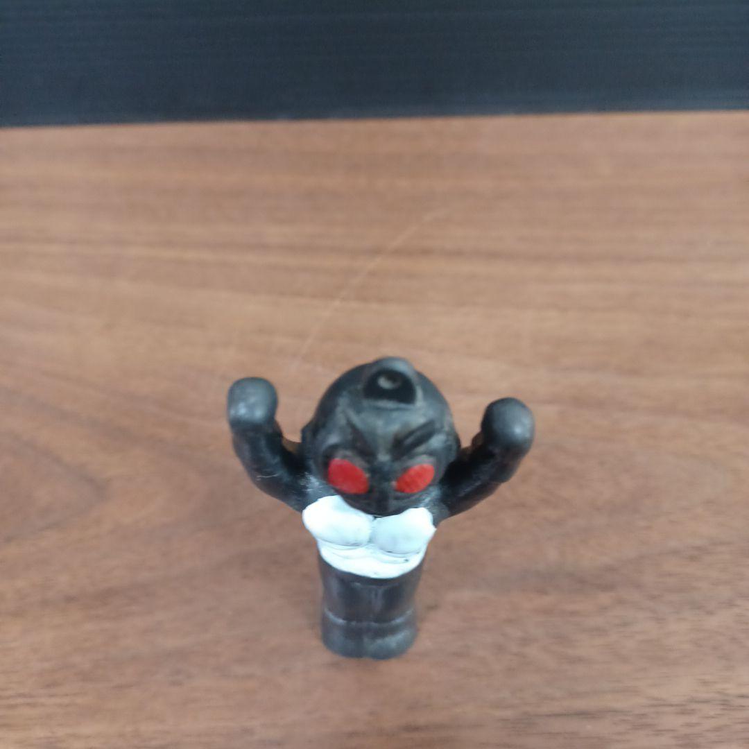 無版権　パチモノ「仮面ライダー」風ペンダント・トップ「黒」ミニソフビフィギュア