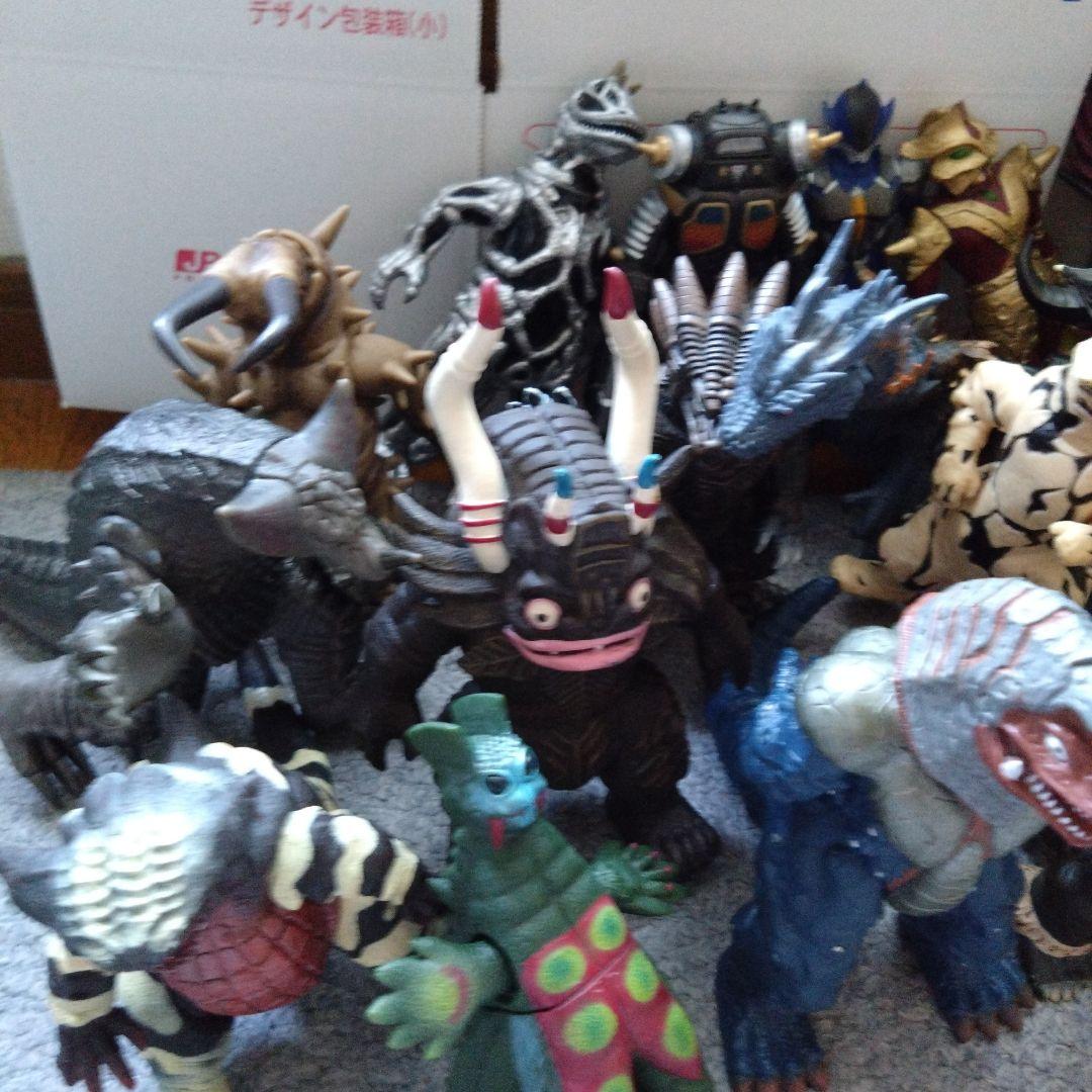 ウルトラマン 怪獣フィギュアセット　サイズ80いっぱい　17体　③