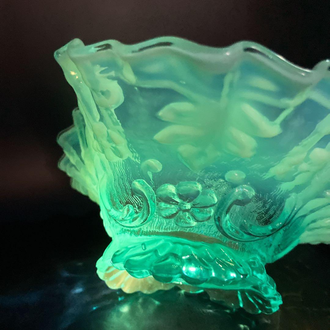 美品 ボーモント・フェントン社 ブルーオパルセント ウランガラス フリル ボウル