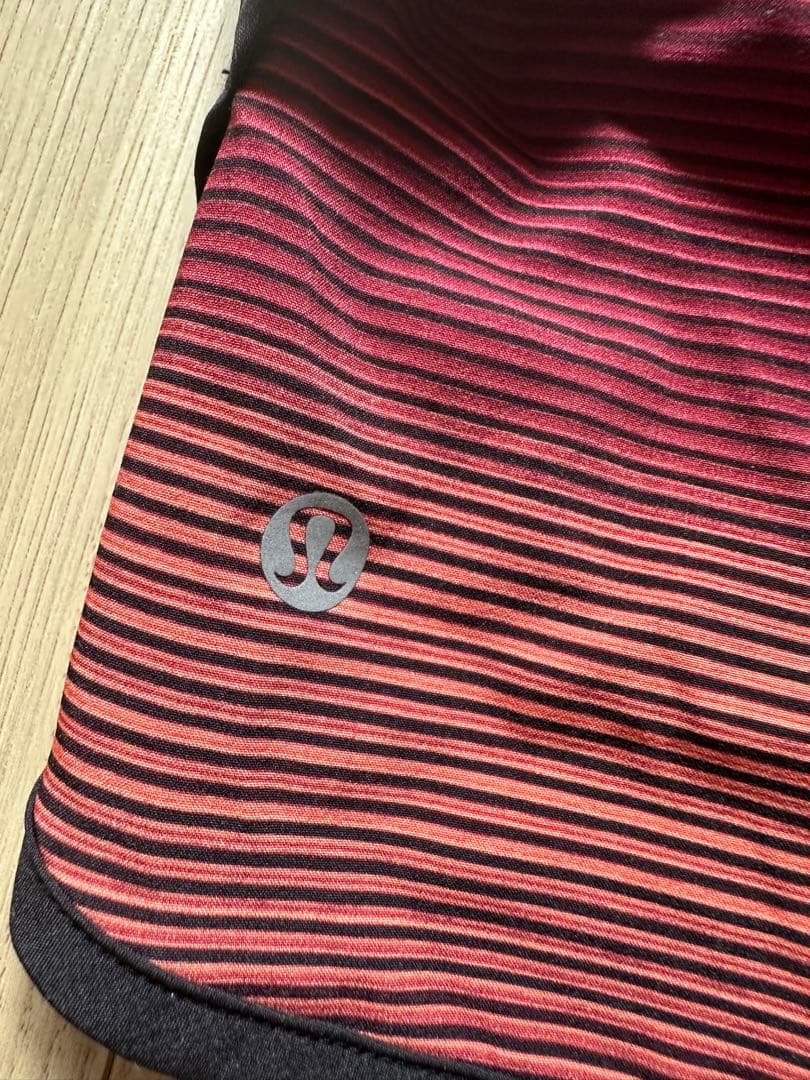 Lululemon スポーツ用ショートパンツ ピンク ブラック ストライプ
