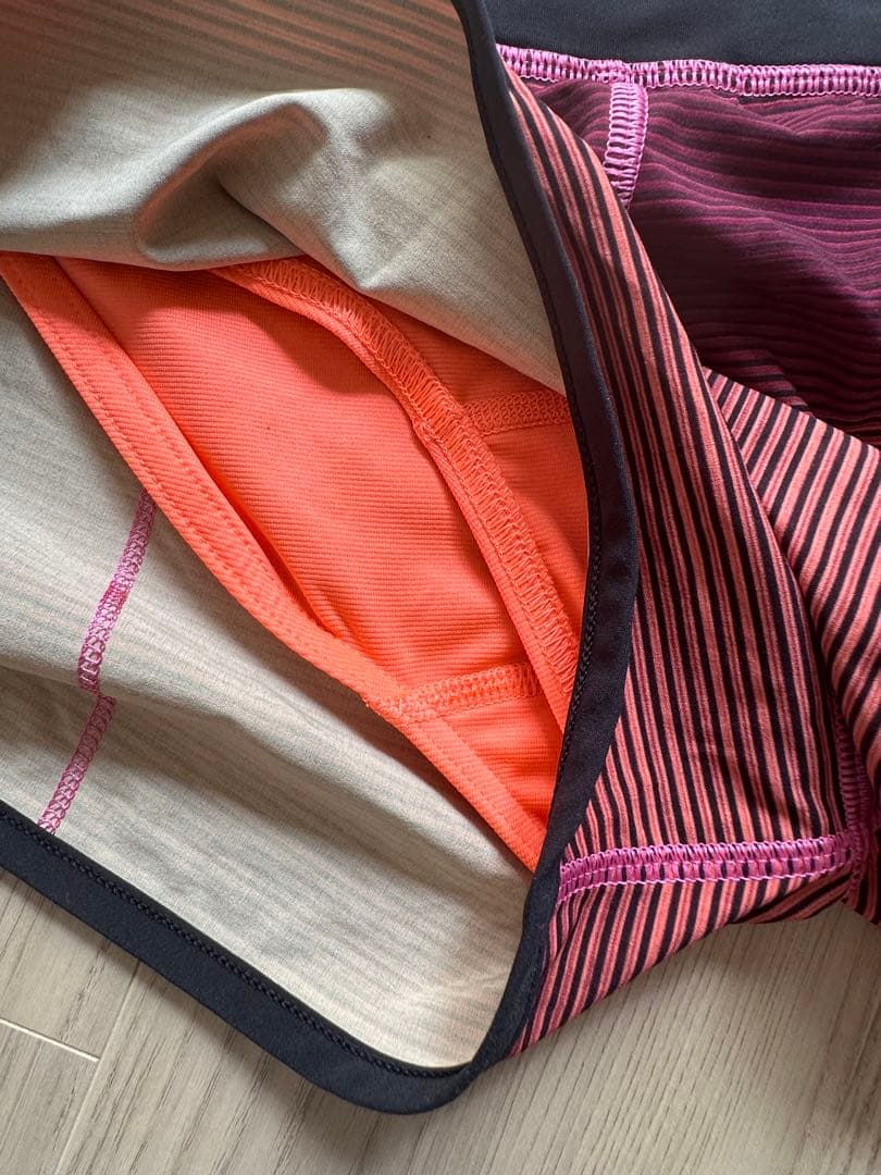 Lululemon スポーツ用ショートパンツ ピンク ブラック ストライプ