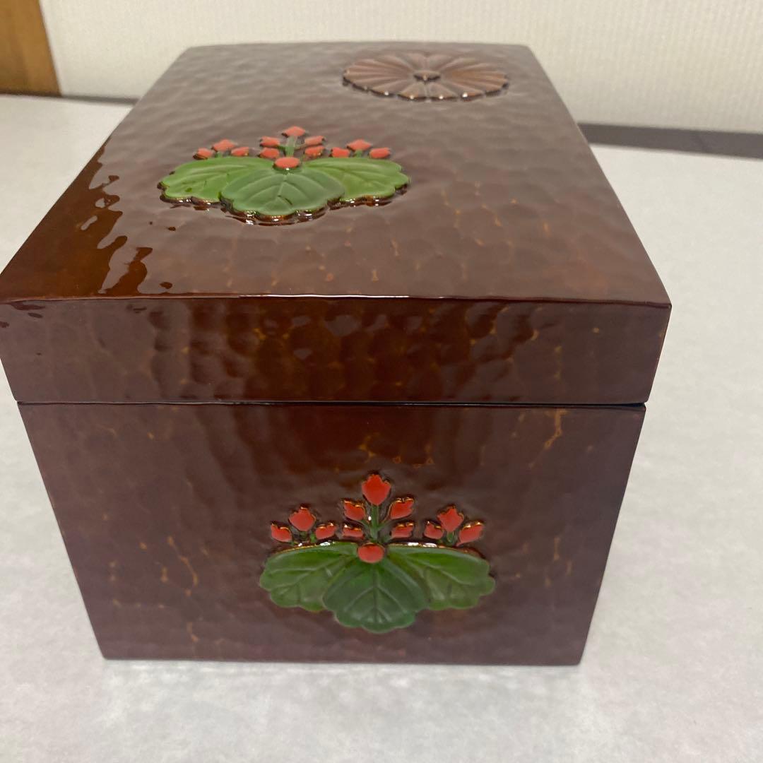 木製茶箱　菊桐彫模様色付き　未使用