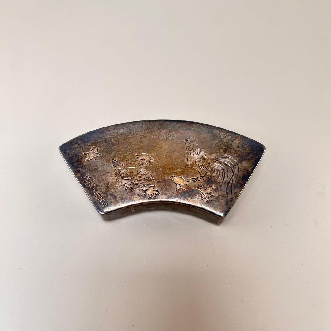 A扇形の小物入れ 鶏の彫刻 銀色 金属製 レトロ 雰囲気 約47.8g