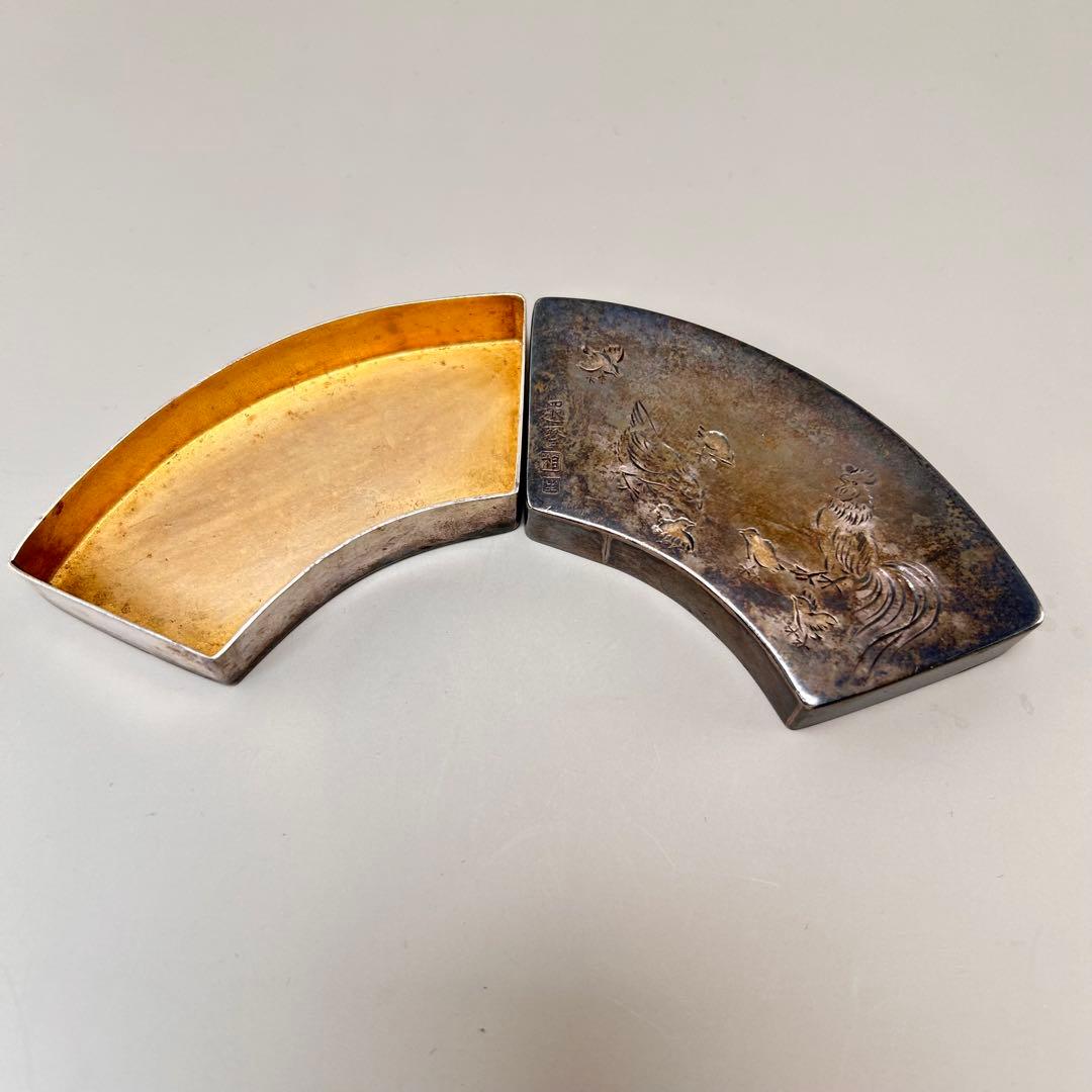 A扇形の小物入れ 鶏の彫刻 銀色 金属製 レトロ 雰囲気 約47.8g