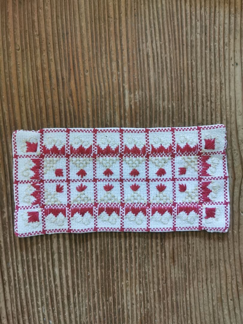 アンティークフランス アルザスチェック 花や葉の手刺繍ドイリー レッド＆ライム