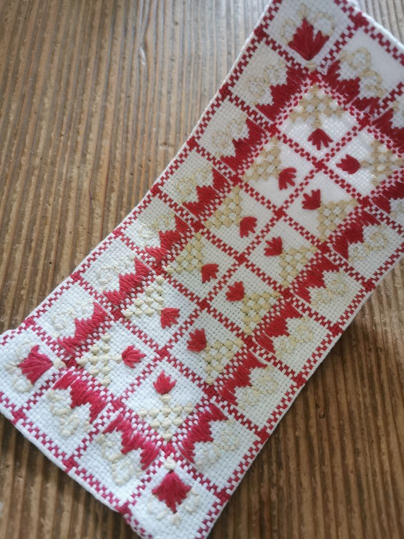 アンティークフランス アルザスチェック 花や葉の手刺繍ドイリー レッド＆ライム