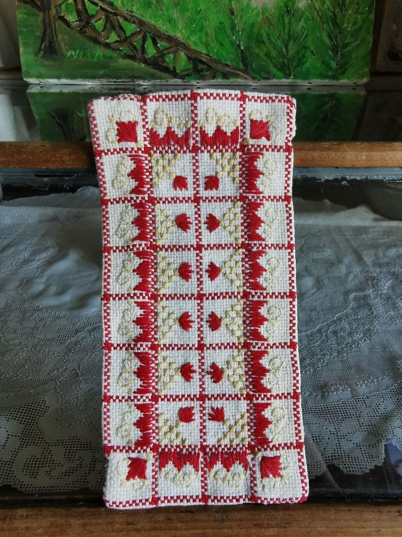 アンティークフランス アルザスチェック 花や葉の手刺繍ドイリー レッド＆ライム