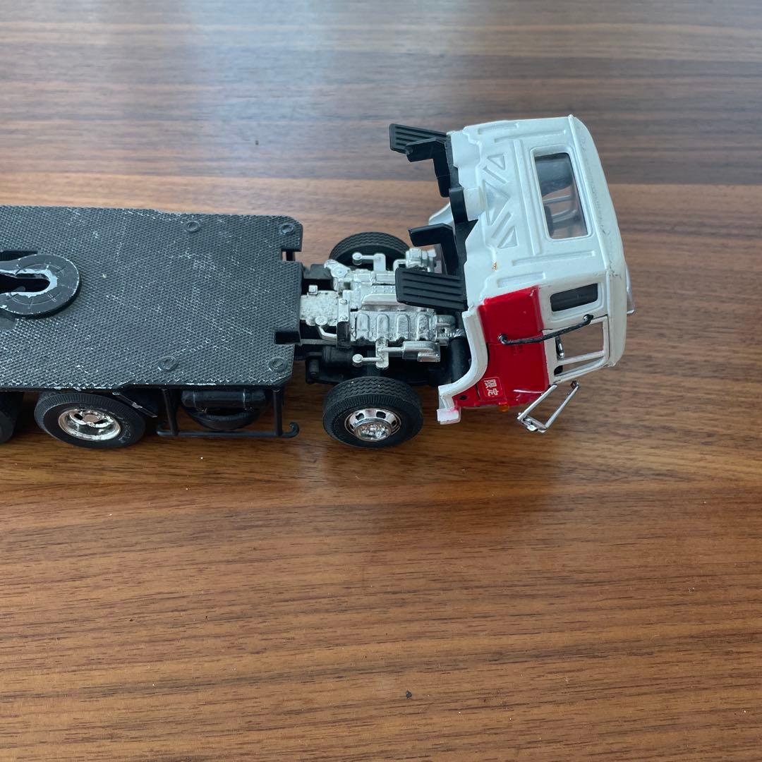 トミカ 赤と白 トレーラー 6ホイール