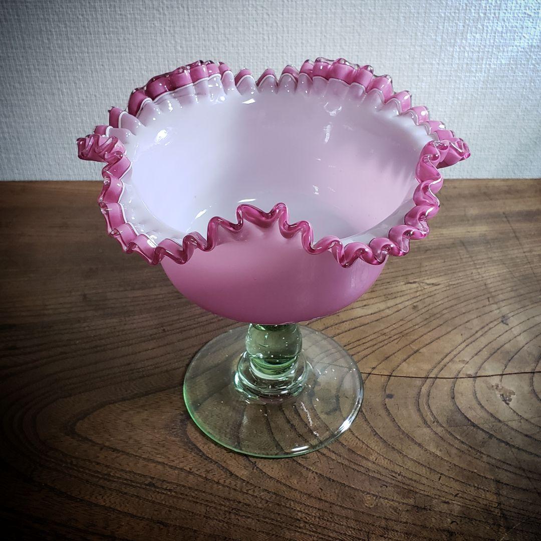 乳白地桃色被し　色ガラス　輪花　コンポート　ウランガラス　氷コップ