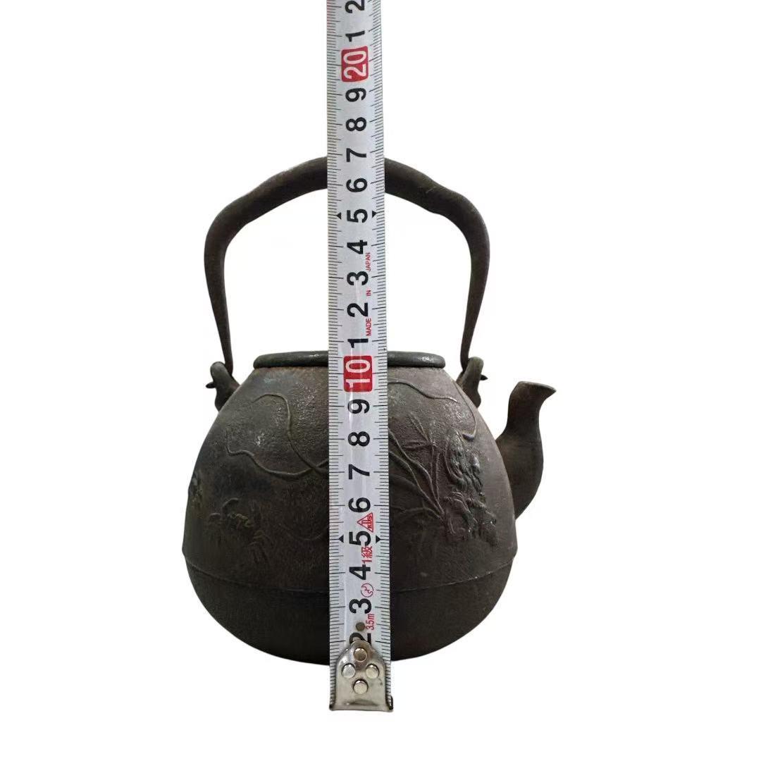 光龍堂作 鉄瓶（鉄壺） 蟹と花紋入り 龍堂印あり