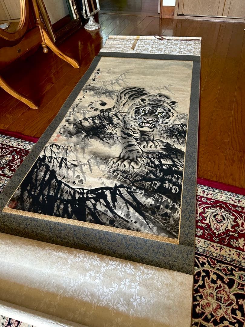 猛虎図　虎　掛け軸　中国掛軸 時代 虎 / 猫虎 肉筆 在銘 水墨　中国　骨董品