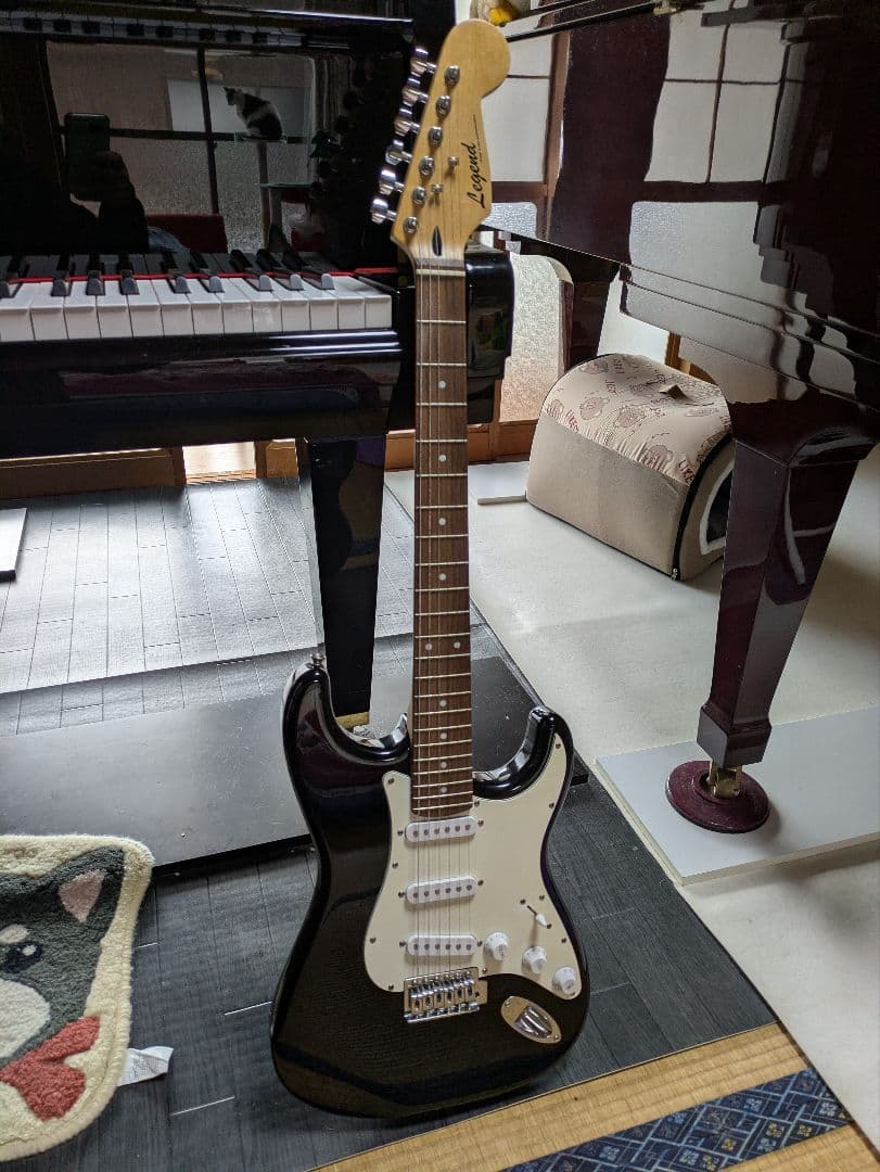 レジェンド　エレキギター　ブラック　ストラトキャスタータイプ
