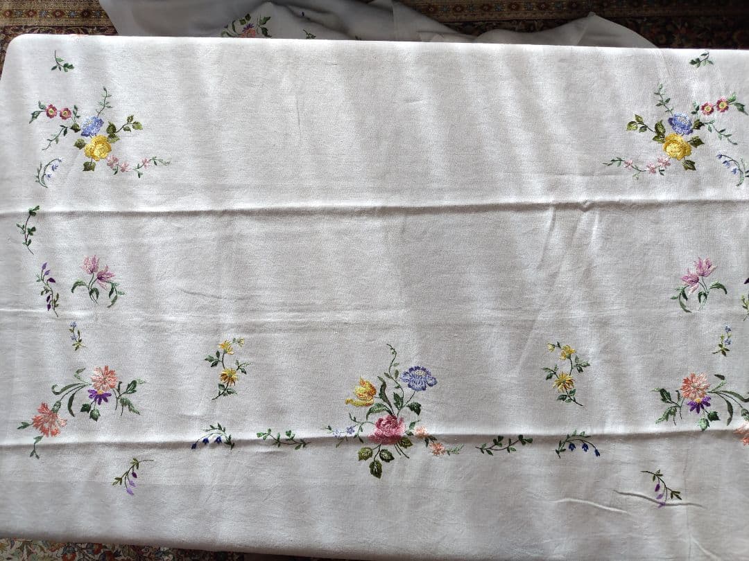 白色地花柄刺繍 テーブルクロスハンドメイドビンテージ