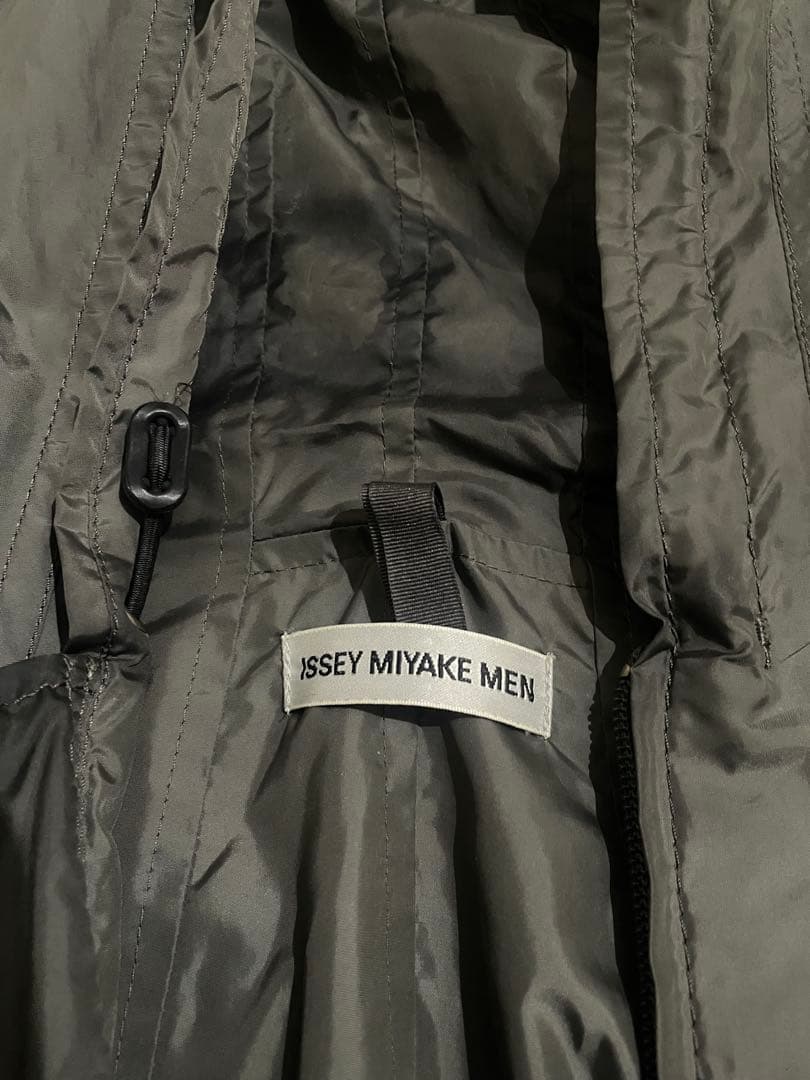 ISSEY MIYAKE MEN ダークグレーウィンドブレーカー