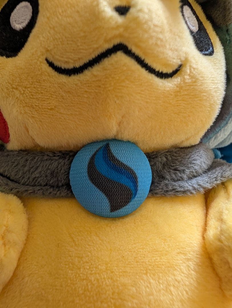 ポケセン限定 ぬいぐるみ メガリザードンXのポンチョを着たピカチュウ