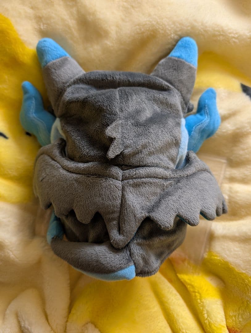 ポケセン限定 ぬいぐるみ メガリザードンXのポンチョを着たピカチュウ